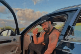 Cantor de banda de forró morre após bater moto em poste em Feira de Santana