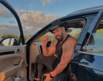 Cantor de banda de forró morre após bater moto em poste em Feira de Santana