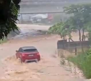 Casal e bebê morrem após carro ser arrastado por enxurrada em Santa Catarina