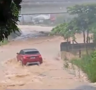 Casal e bebê morrem após carro ser arrastado por enxurrada em Santa Catarina