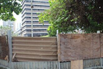 Estrutura do antigo Correio cai e assusta moradores da Pituba