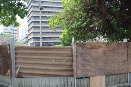 Estrutura do antigo Correio cai e assusta moradores da Pituba