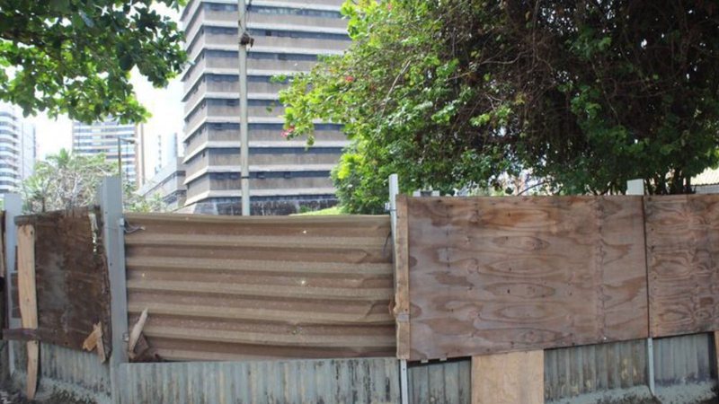 Estrutura do antigo Correio cai e assusta moradores da Pituba