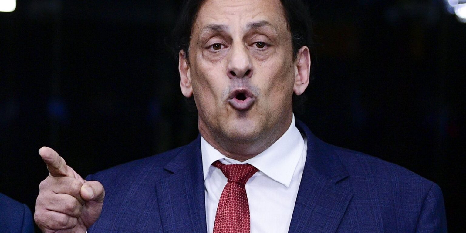 Ex-advogado de Bolsonaro é condenado por injúria racial