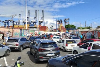 Fila de embarque no ferry-boat cresce e supera 4 horas
