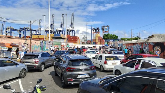 Fila de embarque no ferry-boat cresce e supera 4 horas