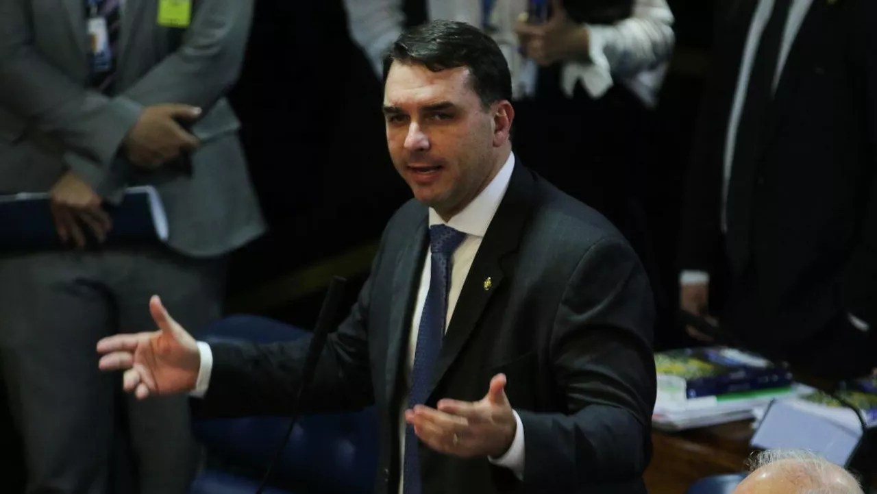 Flávio Bolsonaro segue como nome mais competitivo da direita; Lula mantém vantagem