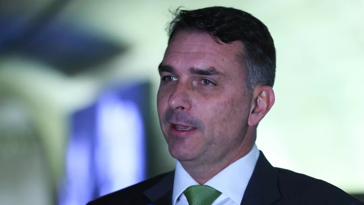 Flávio recua e diz que pode abandonar corrida: 'Tenho um preço'