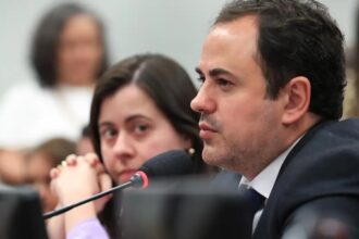 Glauber é salvo de cassação, mas é suspenso