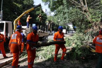 Há dois dias sem luz, moradores de São Paulo protestam