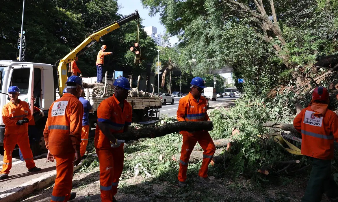 Há dois dias sem luz, moradores de São Paulo protestam