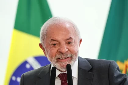 Lula manda abrir processo para expulsar servidor agressor
