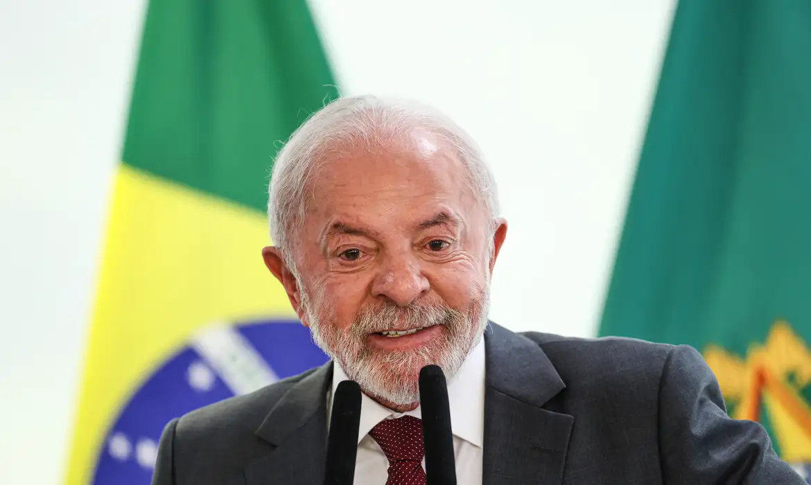 Lula manda abrir processo para expulsar servidor agressor