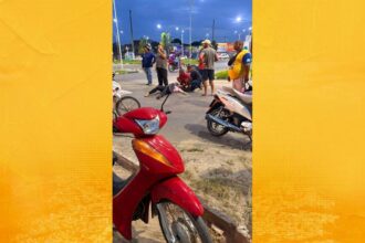 Motociclista fica ferida após colisão em rotatória na rua Joeirana, em S. A. de Jesus