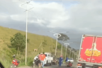 Motociclista fica ferida após queda na Praia do Dendê, em Santo Antônio de Jesus