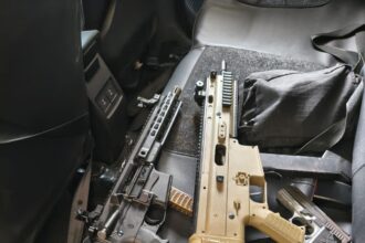 PM apreende submetralhadora e armas no IAPI