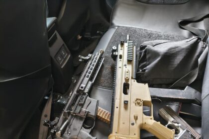 PM apreende submetralhadora e armas no IAPI