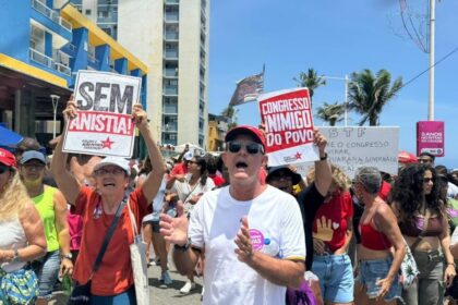 Protesto contra o PL da Dosimetria leva manifestantes às ruas em Salvador