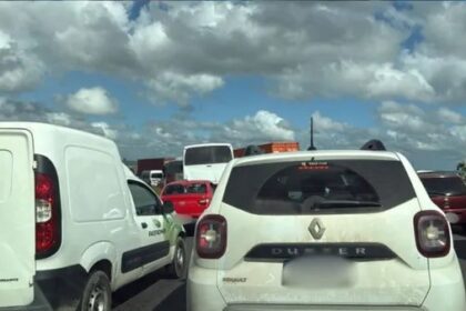 Protesto interdita trânsito e prejudica acesso à entrada da BYD