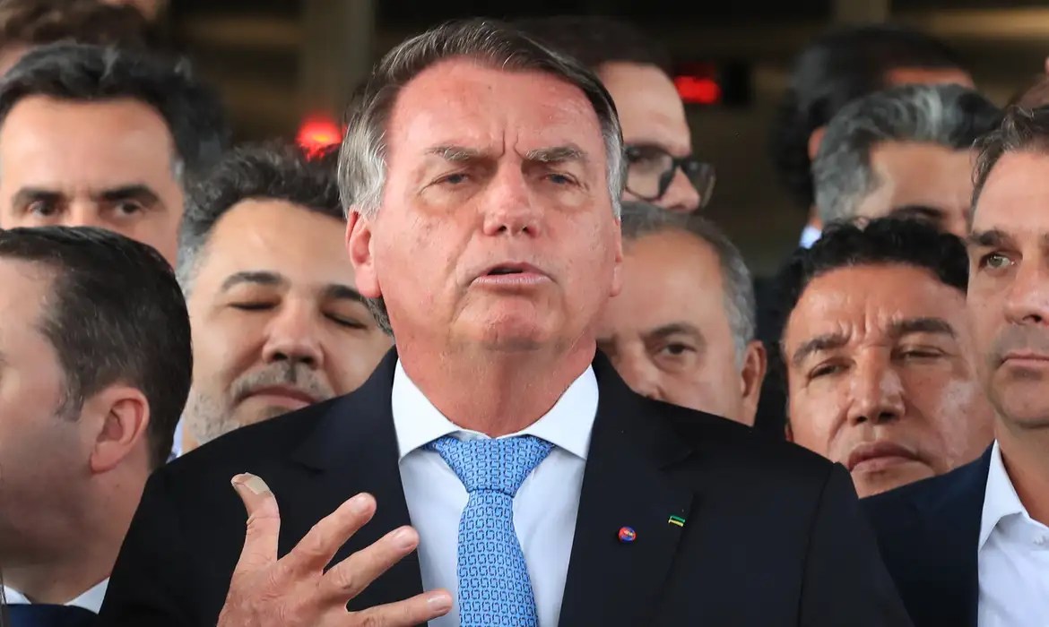 Termina cirurgia de Bolsonaro para bloquear nervo do diafragma
