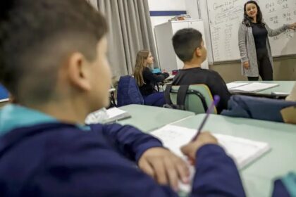 Após aumento do piso salarial, professores vão ganhar mais e pagar menos imposto