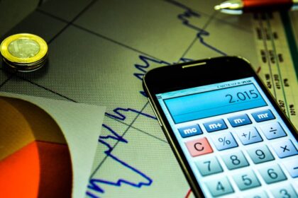 Bolsa bate recorde e fecha acima dos 166 mil pontos pela primeira vez