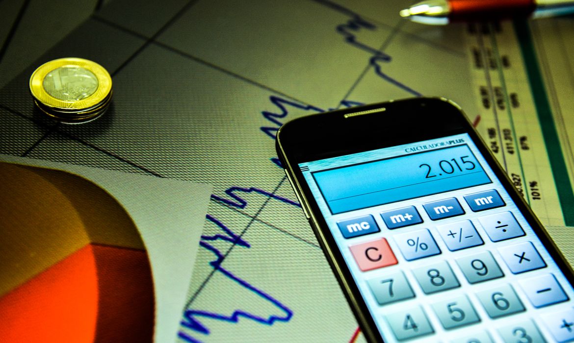 Bolsa bate recorde e fecha acima dos 166 mil pontos pela primeira vez