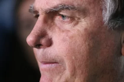 Bolsonaro passa por novo procedimento após crise de soluços