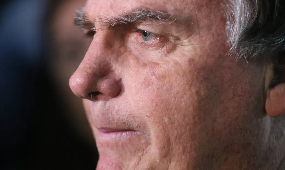 Bolsonaro passa por novo procedimento após crise de soluços