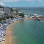 Bruno Reis sanciona lei que proíbe colocação antecipada de kits de praia no Porto da Barra