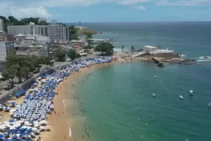 Bruno Reis sanciona lei que proíbe colocação antecipada de kits de praia no Porto da Barra