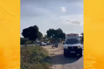 Carreta com carga de frango tomba em trecho da BR-101, entre Cruz das Almas e Sapeaçu