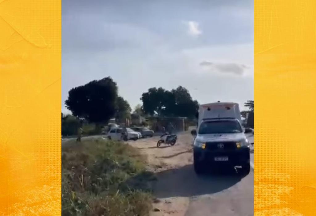 Carreta com carga de frango tomba em trecho da BR-101, entre Cruz das Almas e Sapeaçu