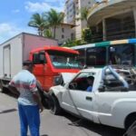 Duas pessoas ficam presas às ferragens em colisão frontal em Salvador