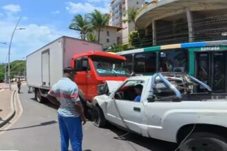 Duas pessoas ficam presas às ferragens em colisão frontal em Salvador