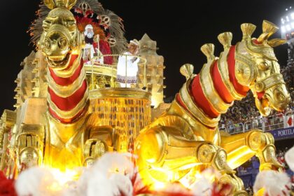 Enredos das escolas de samba contam a história não oficial