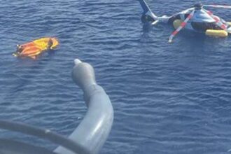 Helicóptero faz pouso forçado no mar em Cabo Frio