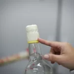 Homem é preso suspeito de vender bebidas alcoólicas adulteradas com metanol na Bahia