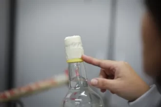 Homem é preso suspeito de vender bebidas alcoólicas adulteradas com metanol na Bahia