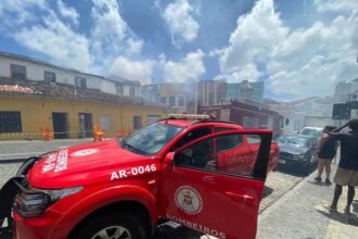 Incêndio atinge casarão no Santo Antônio Além do Carmo e deixa feridos