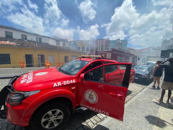 Incêndio atinge casarão no Santo Antônio Além do Carmo e deixa feridos