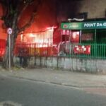 Incêndio em depósito destrói cadeiras, sombreiros, cocos e bebidas de ambulantes em Salvador