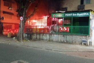 Incêndio em depósito destrói cadeiras, sombreiros, cocos e bebidas de ambulantes em Salvador