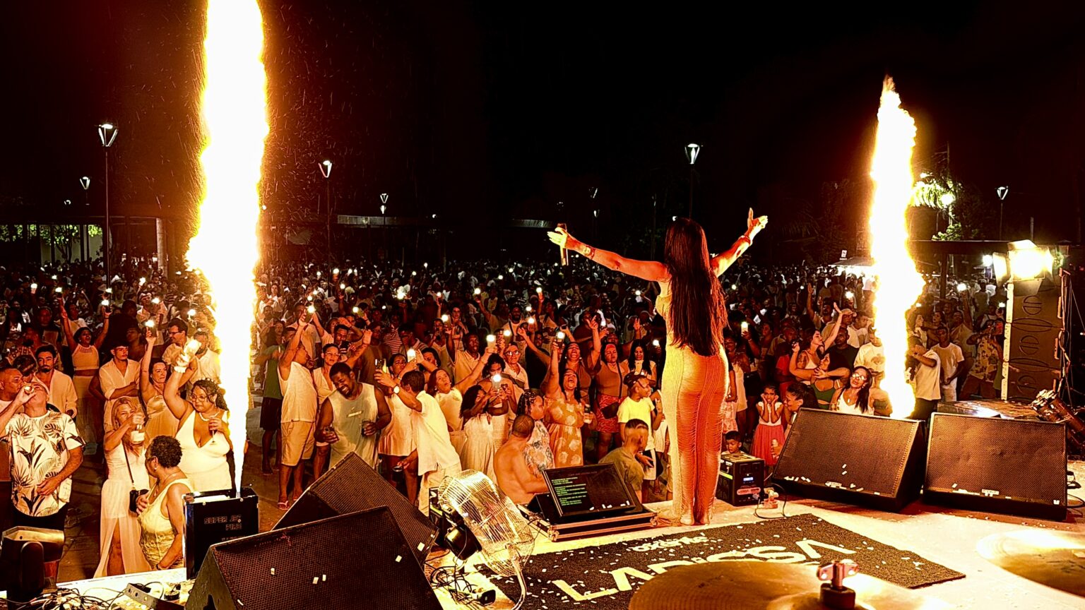 Larissa Marques comanda contagem regressiva e dá boas-vindas a 2026 no Reveillon do Litoral em Imbassaí