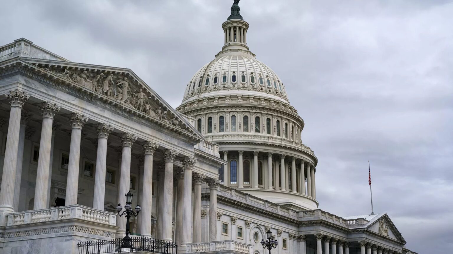 Líder democrata chama intervenção dos EUA na Venezuela de 'ato de guerra' não autorizado