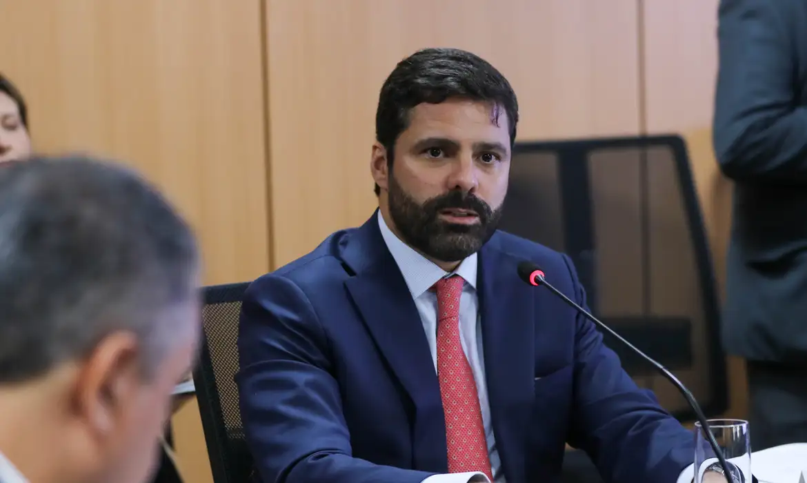 Lula nomeia Manoel Carlos de Almeida Neto como ministro interino da Justiça