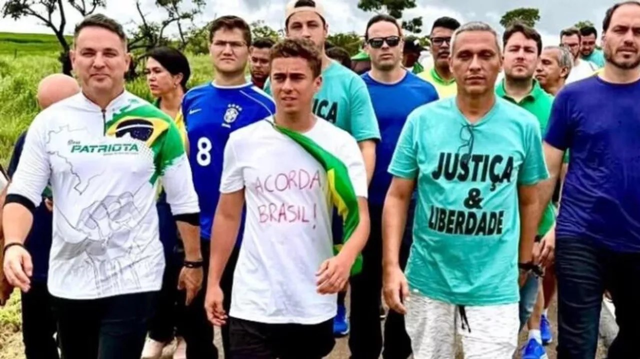 Moraes autoriza Nikolas a visitar Bolsonaro na Papudinha