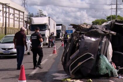 Mulher que acompanhava mãe para hemodiálise morre em acidente na Bahia; três pessoas ficam feridas