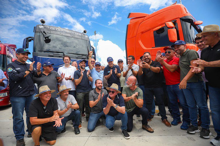 Na Via Dutra, Renan Filho anuncia primeiro serviço de saúde voltado a caminhoneiros