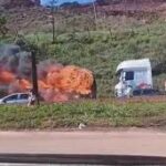 Ônibus de turismo clandestino pega fogo e interdita a Fernão Dias, em BH
